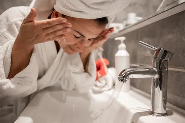 It is important to wash well when removing skin care and beauty products