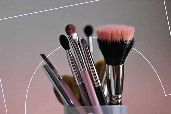 Share cosmetics, cosmetic tools, or cosmetic brushes